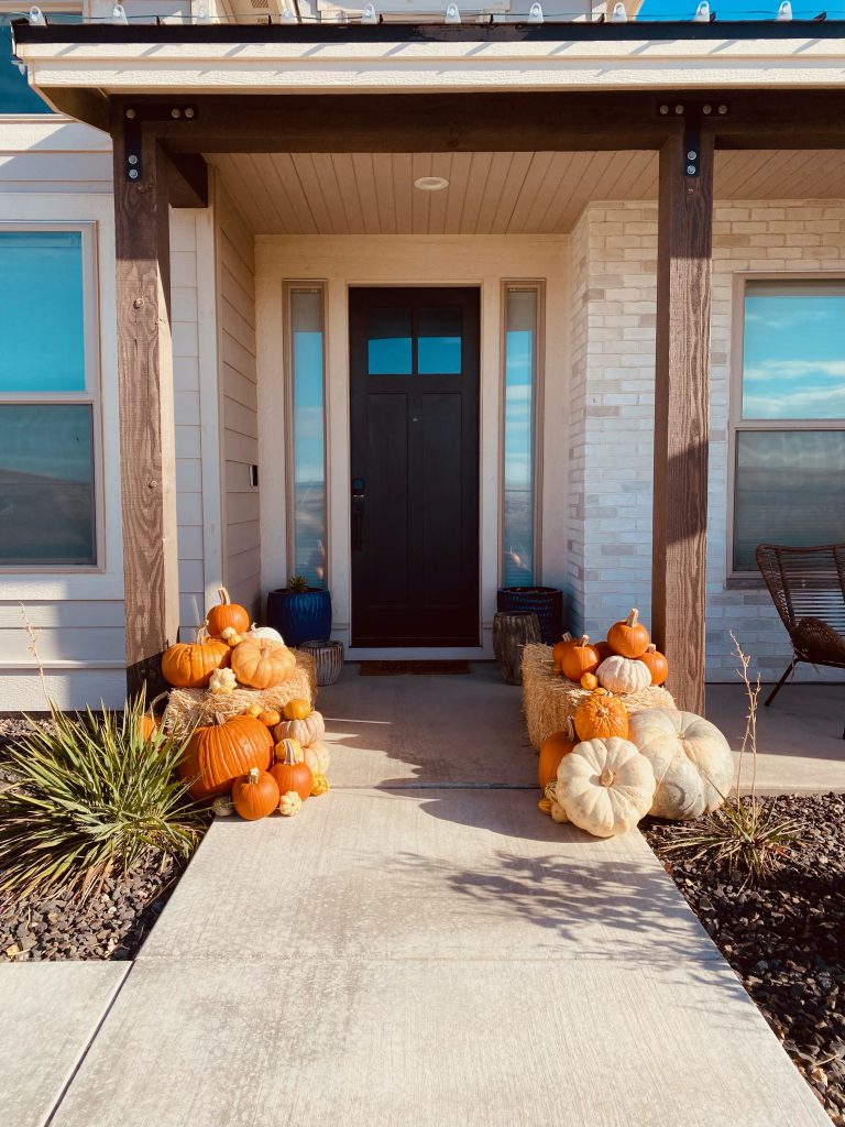 pumpkinDecoratedPorch1